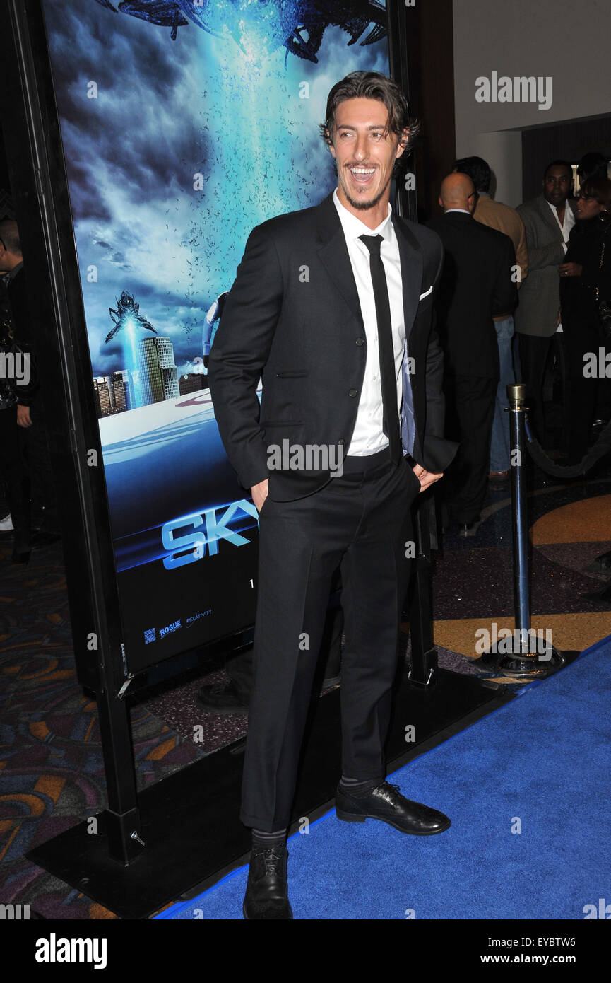 LOS ANGELES, CA - le 9 novembre 2010 : Eric Balfour lors de la première mondiale de son nouveau film 'Skyline' au Regal Cinema à Los Angeles. Vivre . Banque D'Images