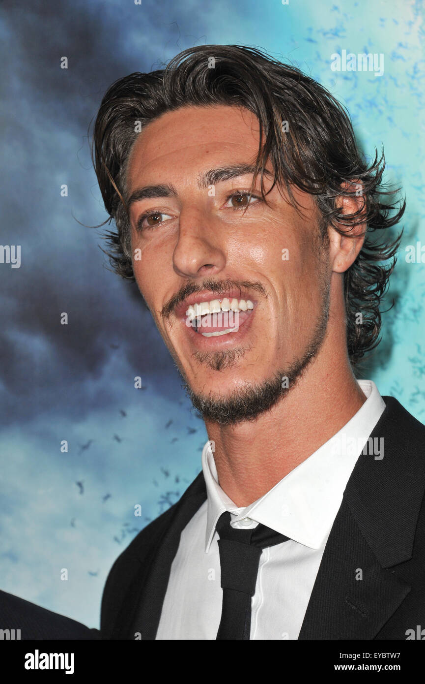 LOS ANGELES, CA - le 9 novembre 2010 : Eric Balfour lors de la première mondiale de son nouveau film 'Skyline' au Regal Cinema à Los Angeles. Vivre . Banque D'Images
