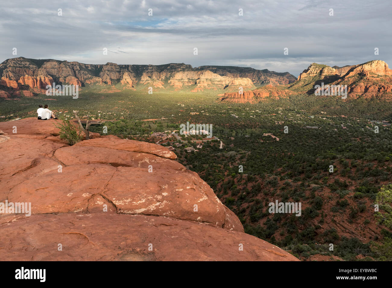 Le couple enjoying view, Sedona, Arizona Banque D'Images