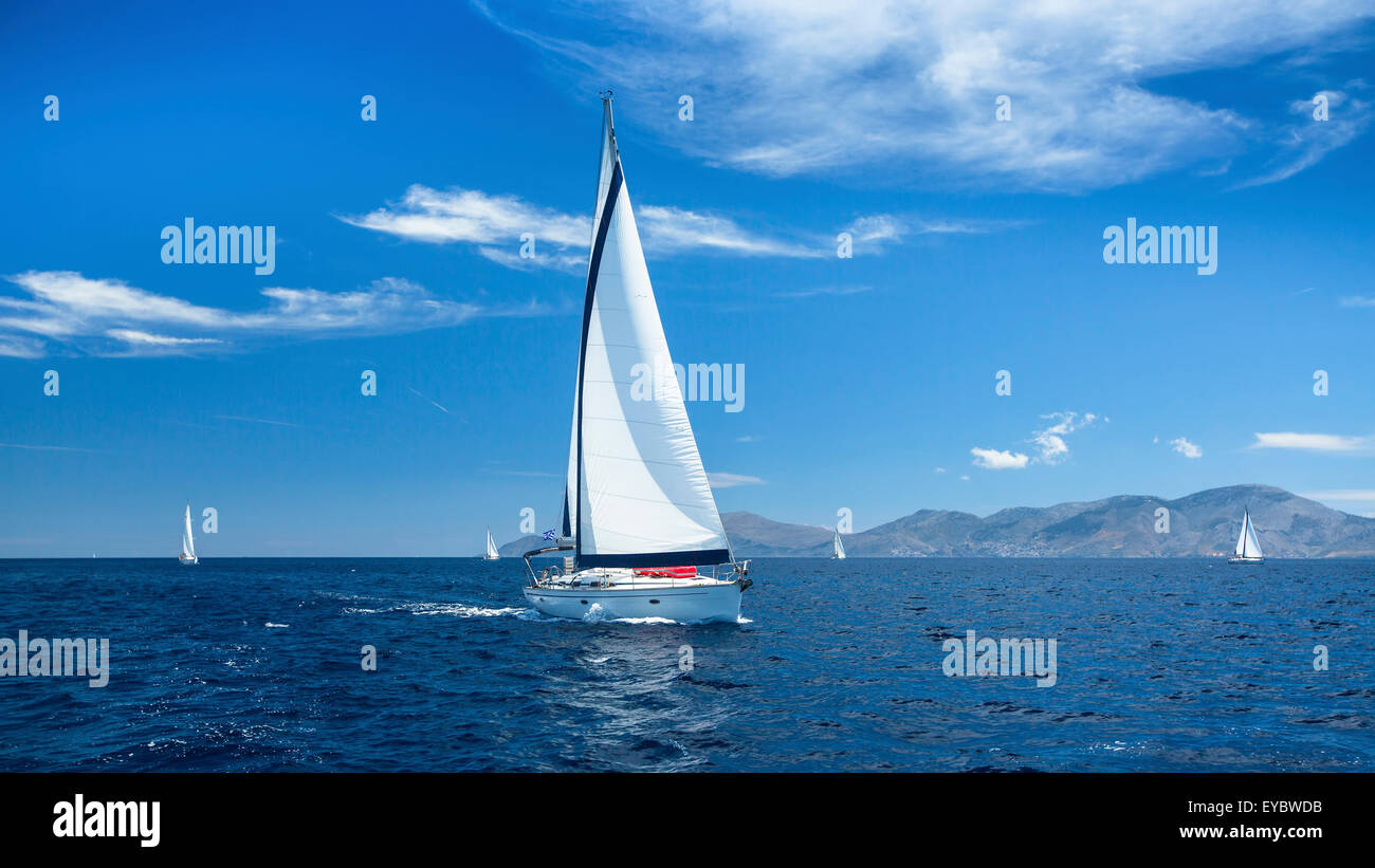 Bateaux à voile avec voiles blanches dans la mer. Navire de luxe yachts. Banque D'Images