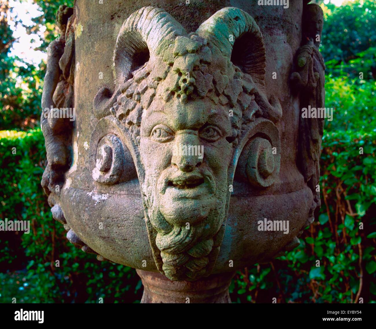 Le Glenveagh Castle, Co Donegal, Irlande ; Bacchus Sculpture dans le jardin à l'Italienne Banque D'Images