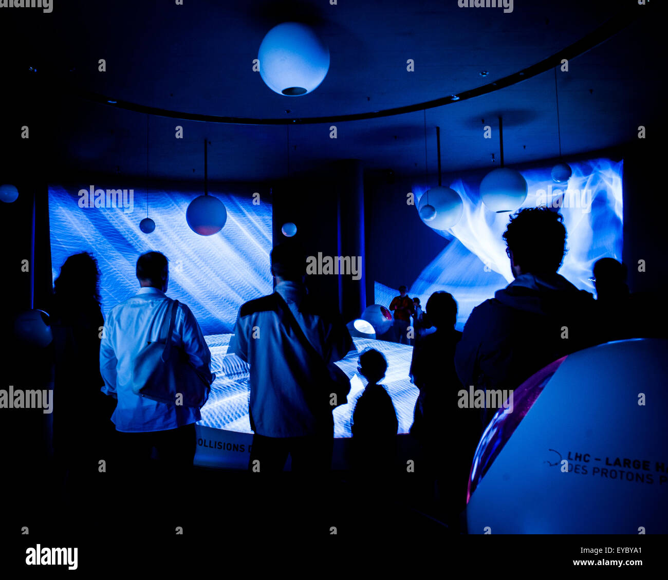 Les personnes au centre des visiteurs du CERN à Genève, Suisse. Le CERN est l'Organisation européenne pour la Recherche Nucléaire Banque D'Images