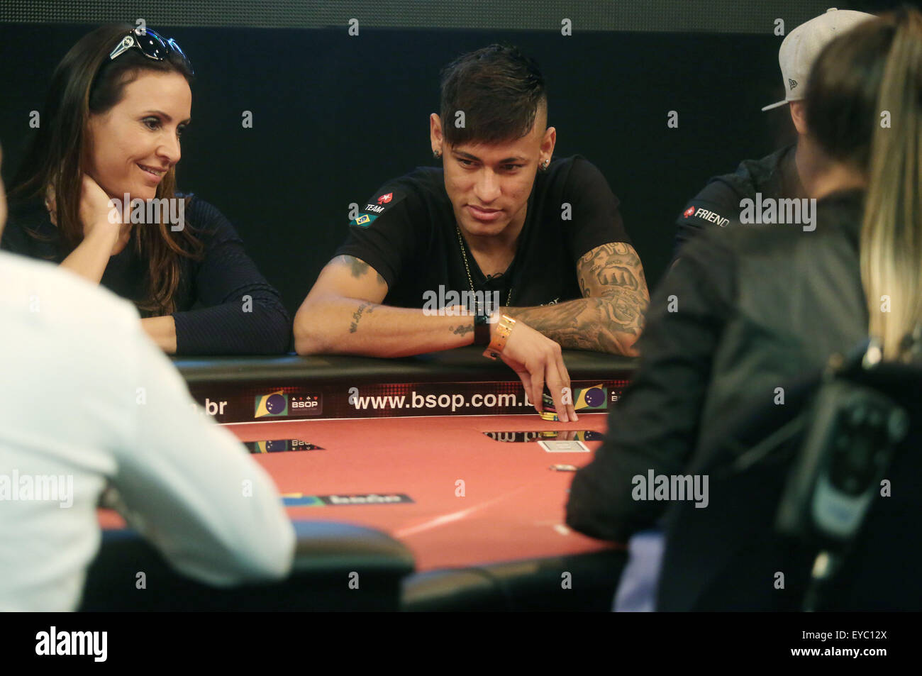 Sao Paulo, Brésil. 26 juillet, 2015. Le joueur de soccer brésilien Neymar prend part à un jeu de poker pour la chambre de la Charité à Sao Paulo, Brésil, le 26 juillet 2015. © Rahel Patrasso/Xinhua/Alamy Live News Banque D'Images