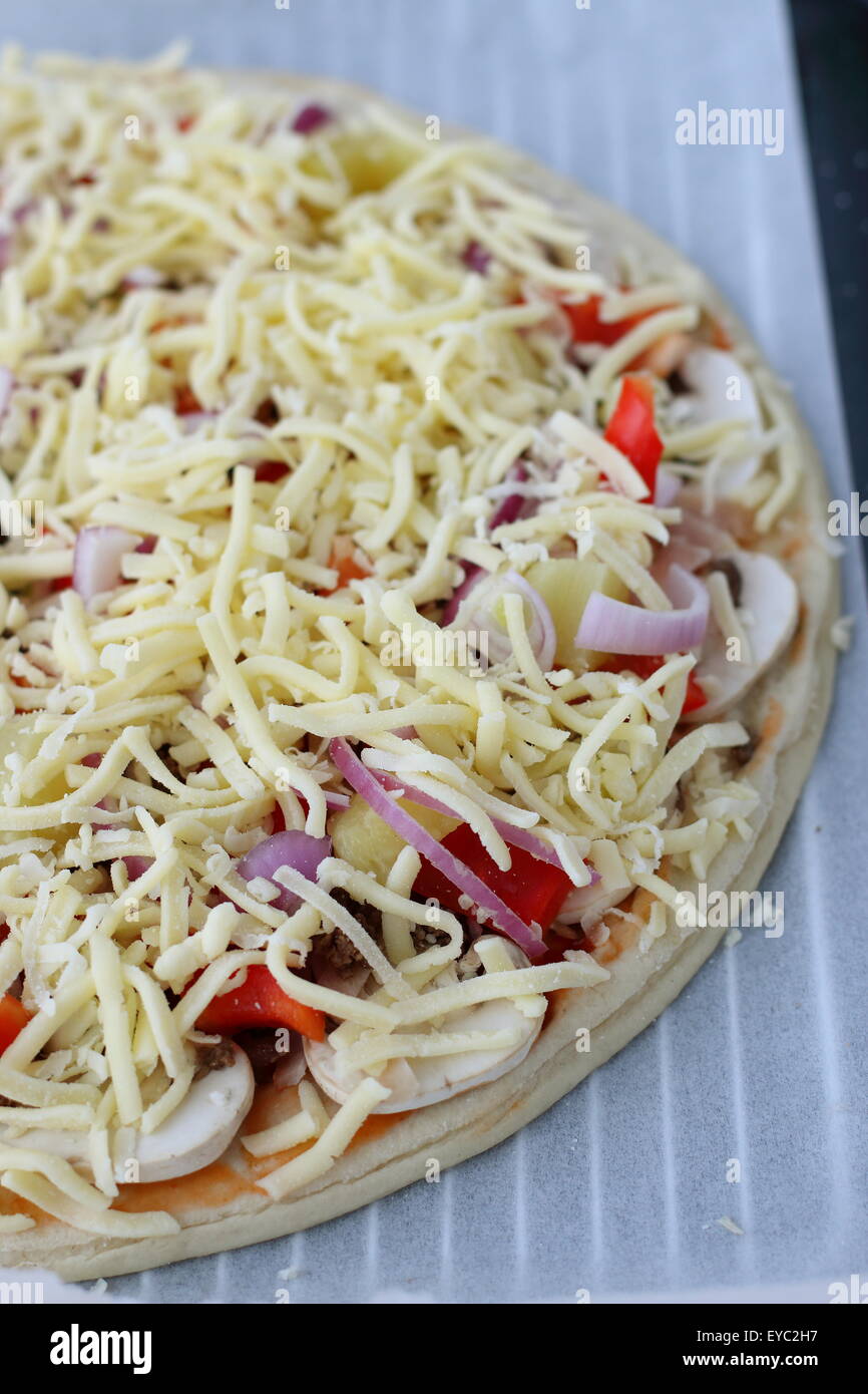 Non cuits faits maison sur un papier cuisson Pizza Banque D'Images