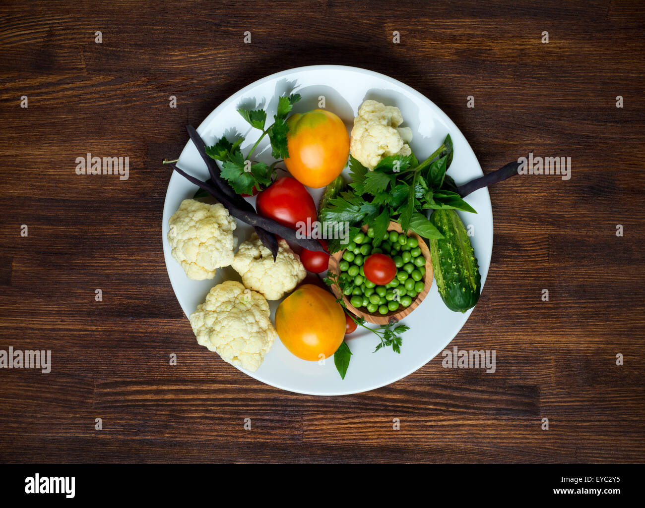 Les légumes . Légumes bio frais sur une plaque. Sur fond de bois Banque D'Images