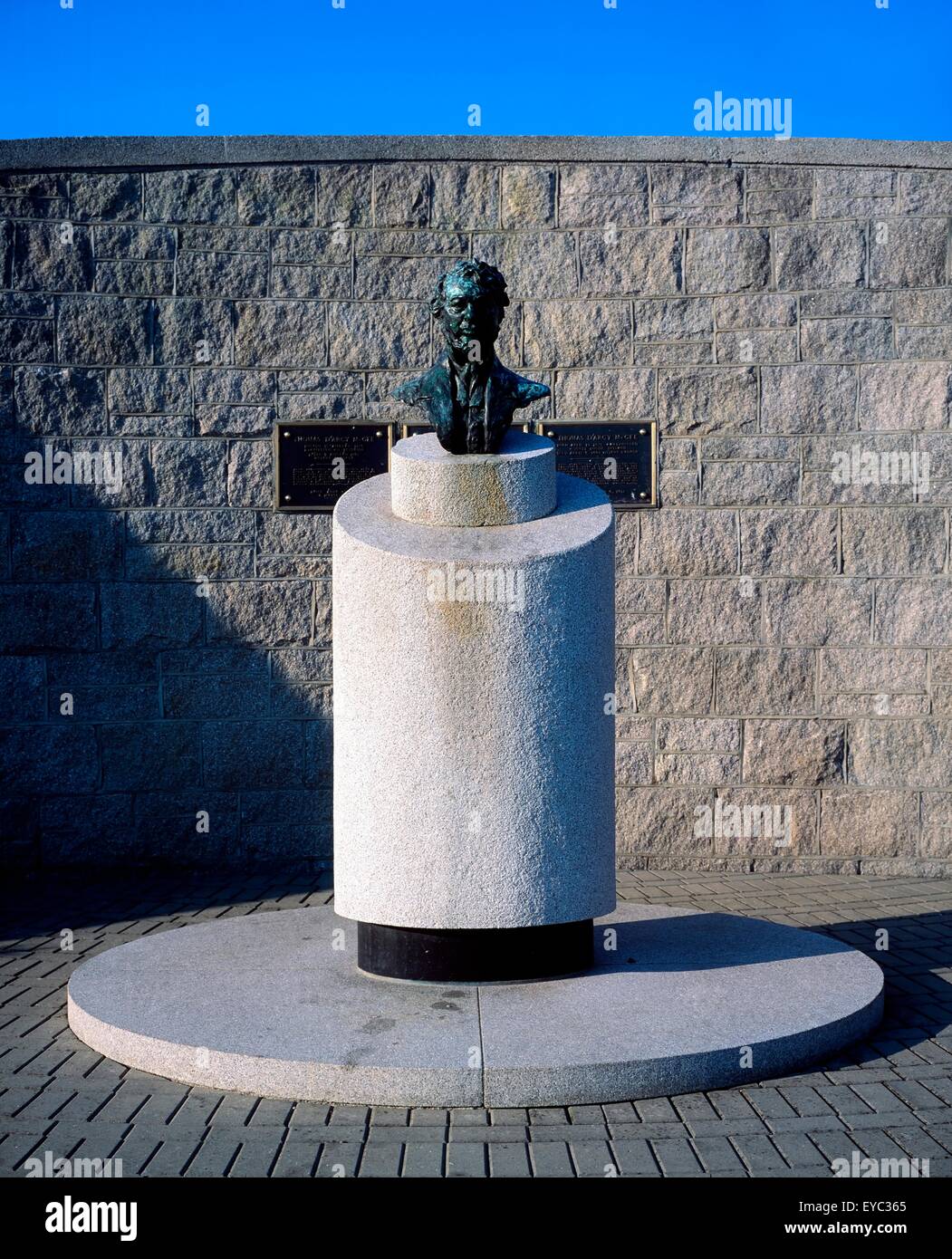 Co Louth, Carlingford, Ville statue de Thomas Darcy Magee Banque D'Images