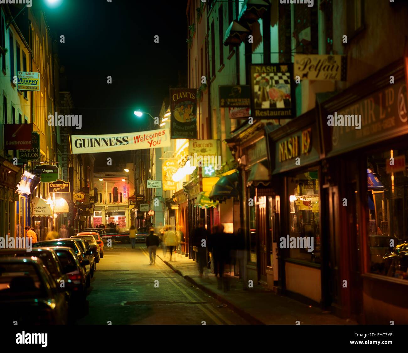 La ville de Cork, Cork, Irlande ; Scène de nuit d'une rue au cours d'un Festival de Jazz Banque D'Images