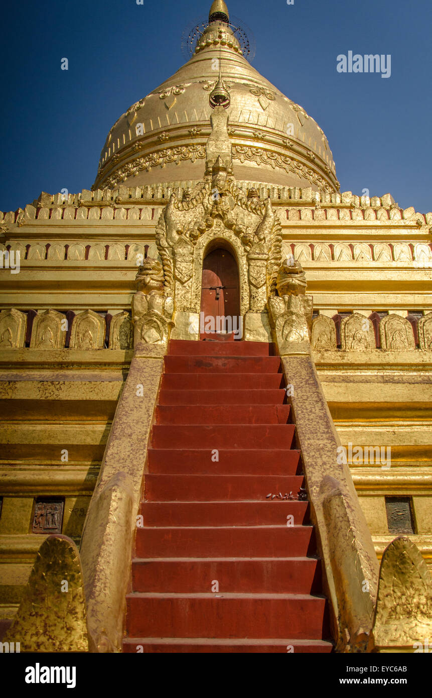 Shwezigon Paya, une pagode à Bagan, Myanmar (Birmanie) Banque D'Images
