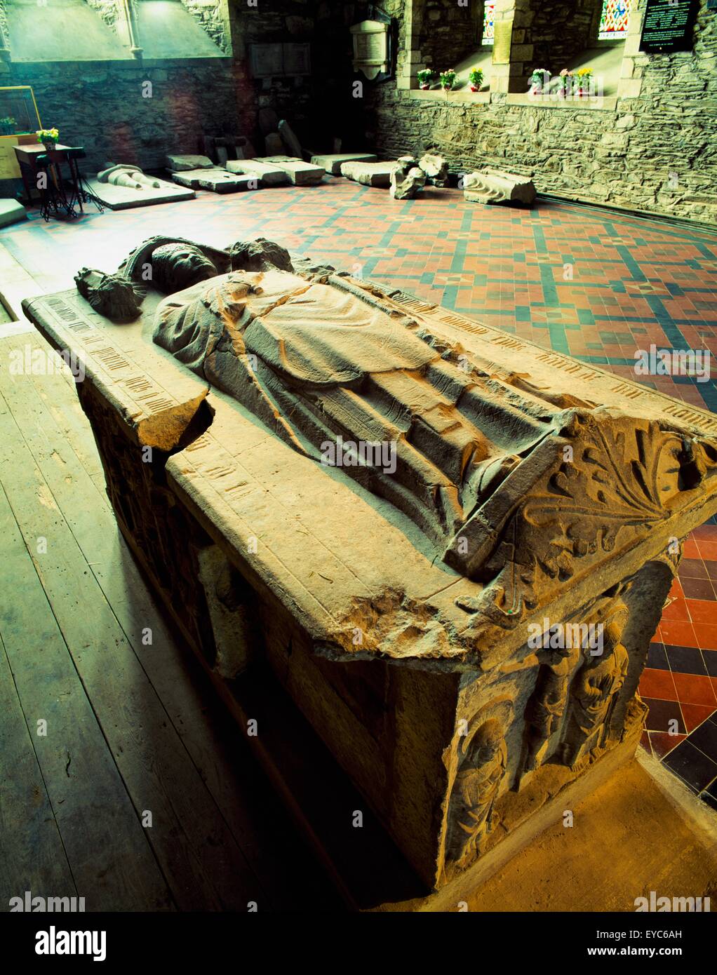 La Cathédrale de Sainte Brigitte, Kildare, Co Kildare, Irlande ; les pierres tombales dans un
