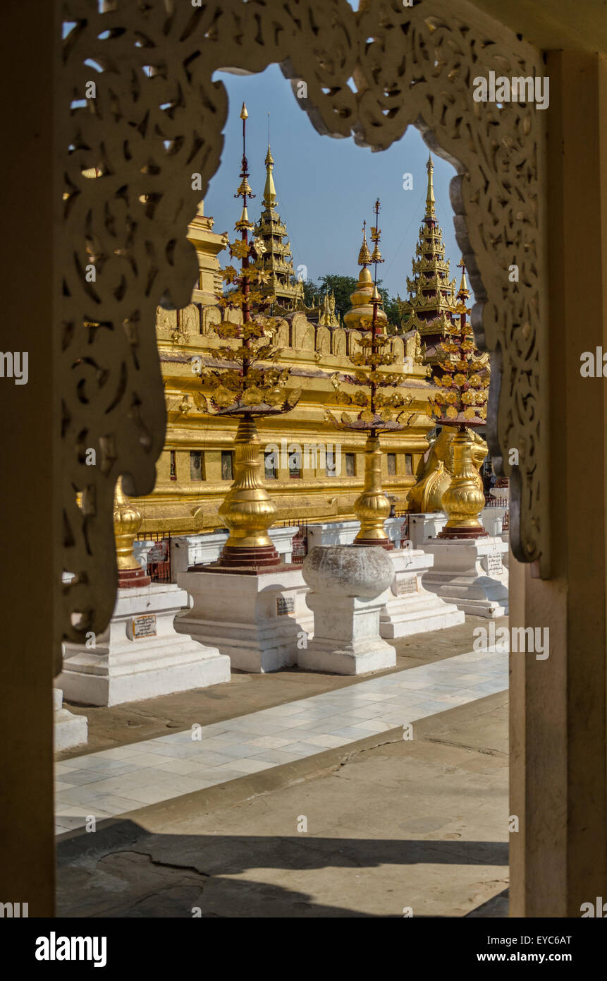 Shwezigon Paya, une pagode à Bagan, Myanmar (Birmanie) Banque D'Images