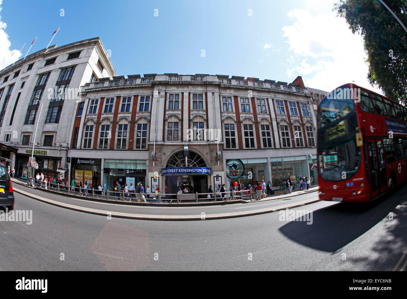 La station de métro de Kensington High Street avec la route au premier plan. Banque D'Images