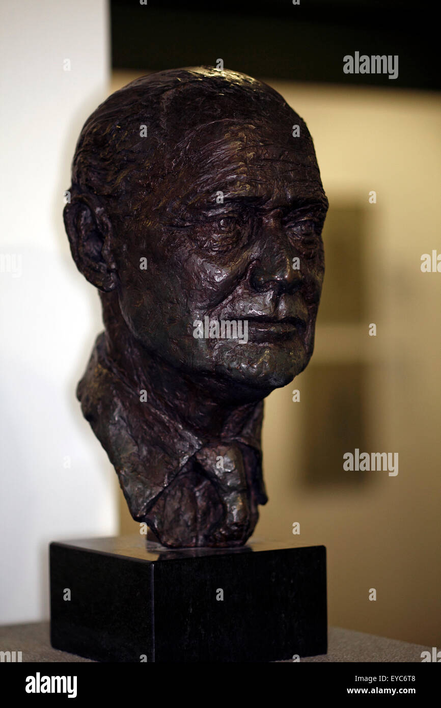 Buste en bronze de Group Captain sir Douglas Bader, la première guerre mondiale 2. Par Pamela Taylor en 1978. Banque D'Images