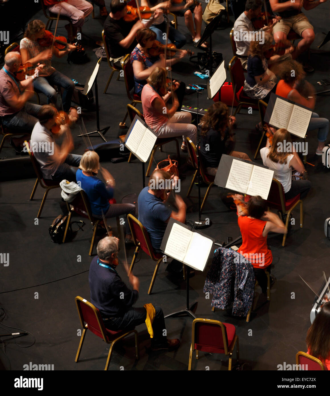 Section de violon dans un orchestre en répétition Banque D'Images