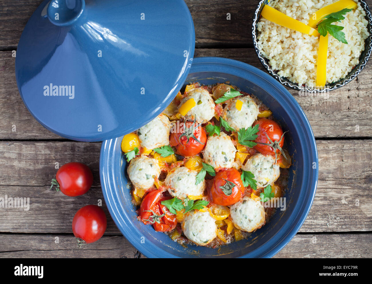 Tajine Marocain Au Poulet Kefta Boulettes Rouge Et Jaune