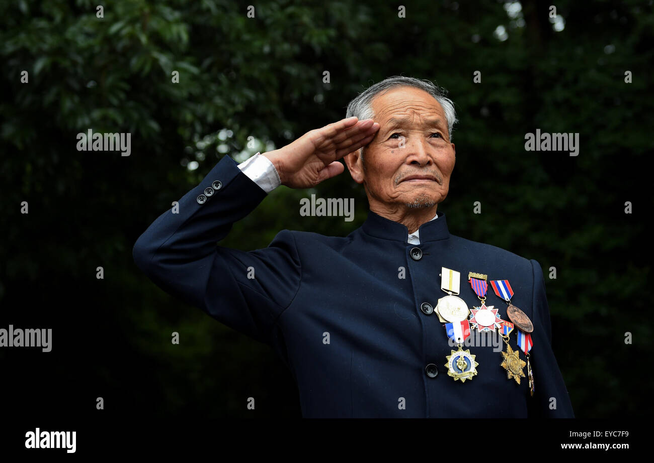 (150727) -- BEIJING, 27 juillet 2015 (Xinhua) -- Lu Caiwen pleure pour les soldats sacrifiés pendant la bataille contre l'invasion japonaise dans Tengchong, sud-ouest de la province chinoise du Yunnan, le 21 juillet 2015. Debout dans le cimetière en Guoshang Tengchong Comté de la province de Yunnan, Lu Caiwen, 90 ans, ancien combattant, leva la main droite lentement pour rendre hommage à ses compagnons d'armes qui sont morts dans les combats dans le champ de bataille dans l'ouest de la province du Yunnan, il y a 70 ans. Lu était un collecteur d'informations du renseignement, un travail à haut risque au cours de la guerre du peuple chinois de résistance contre l'Aggressio japonais Banque D'Images