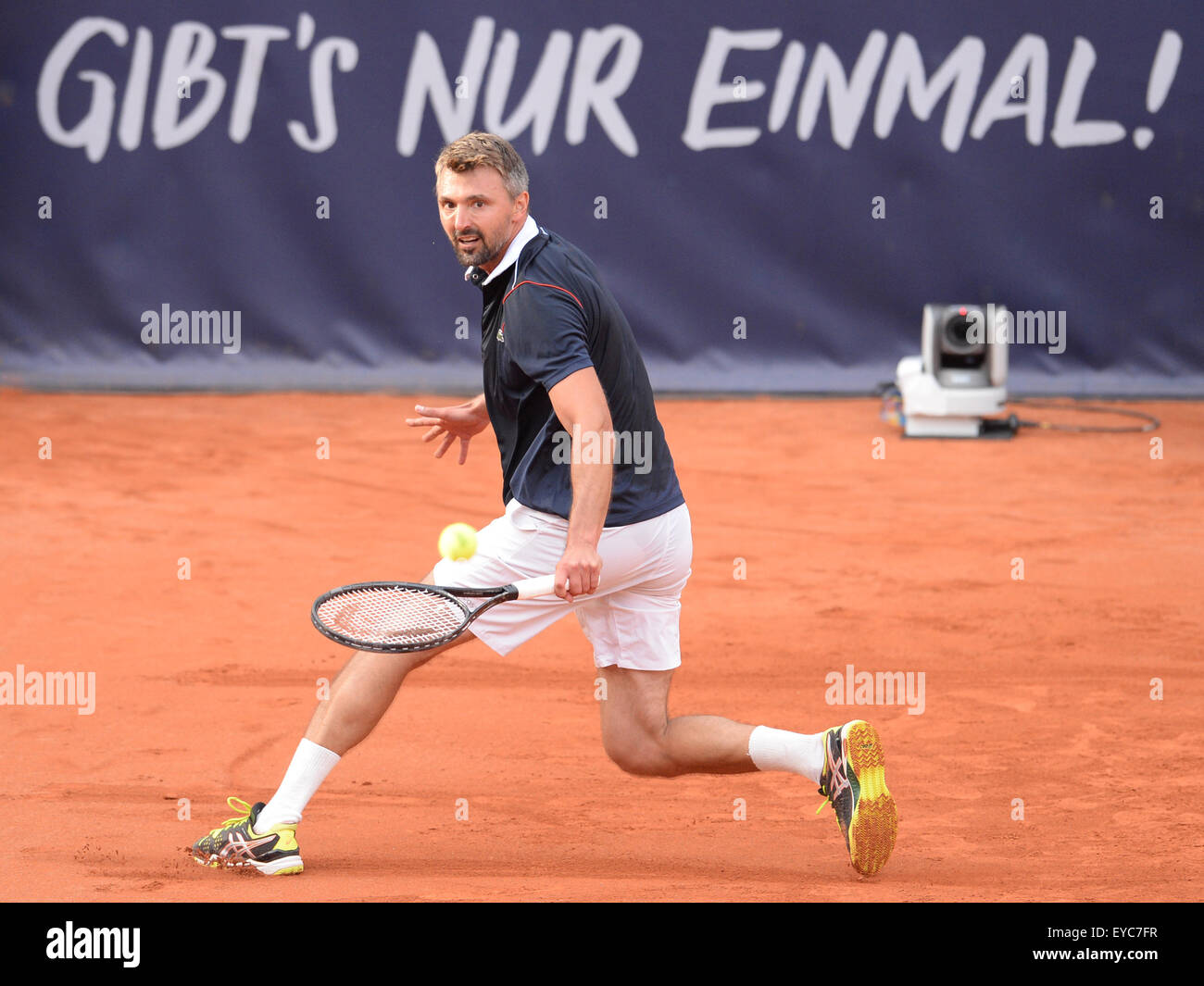 Hambourg, Allemagne. 26 juillet, 2015. Pro tennis Goran Ivanisevic de Croatie en action pendant le match contre l'ancien tennis pro Michael Stich (pas en photo) de l'Allemagne à l'Legenden-Match Tennis (lit. Match de la légendes du tennis) 2006, à Hambourg, Allemagne, 26 juillet 2015. Photo : Daniel Bockwoldt/dpa/Alamy Live News Banque D'Images