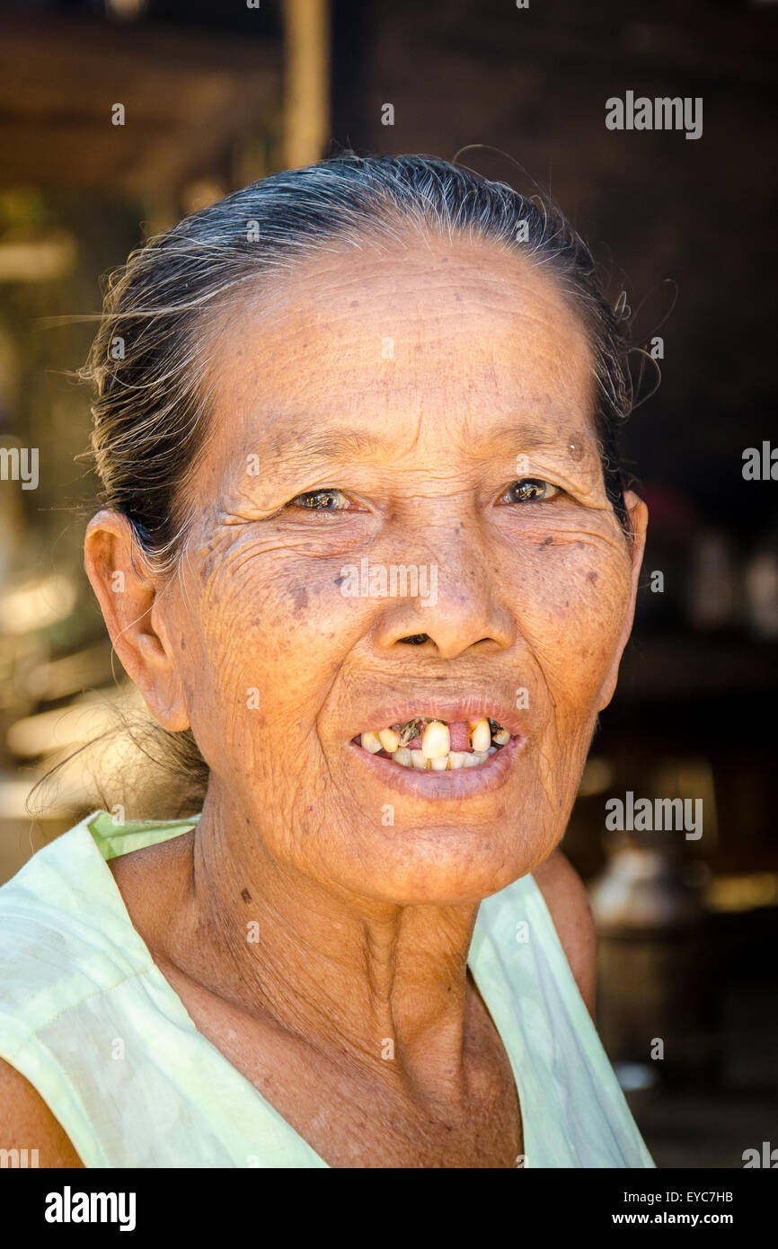 Dame birmane, Village Yandabo, Myanmar Banque D'Images