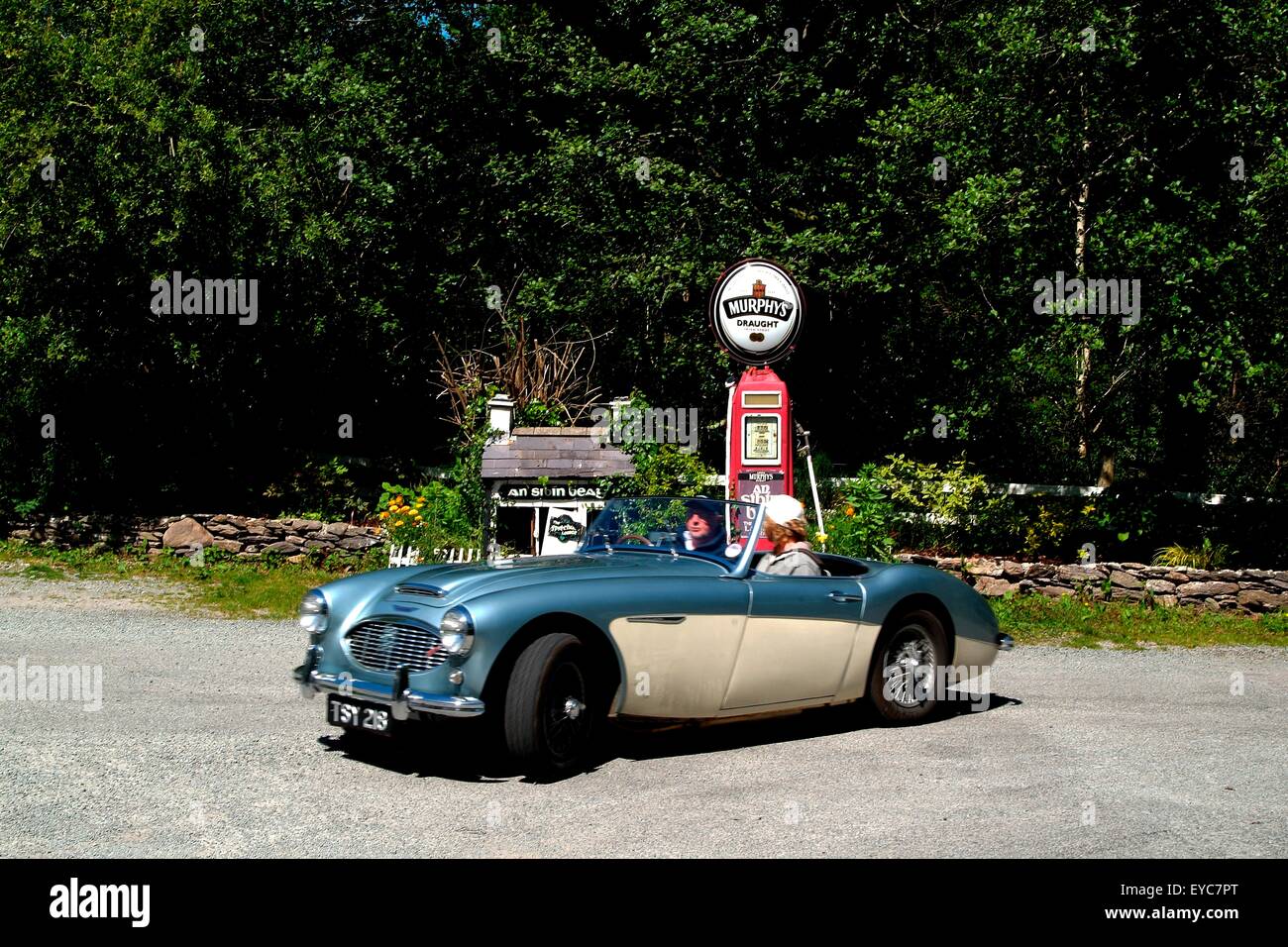 Lauragh, comté de Kerry, Irlande ; Couple Vintage Oldtimer Voiture Banque D'Images