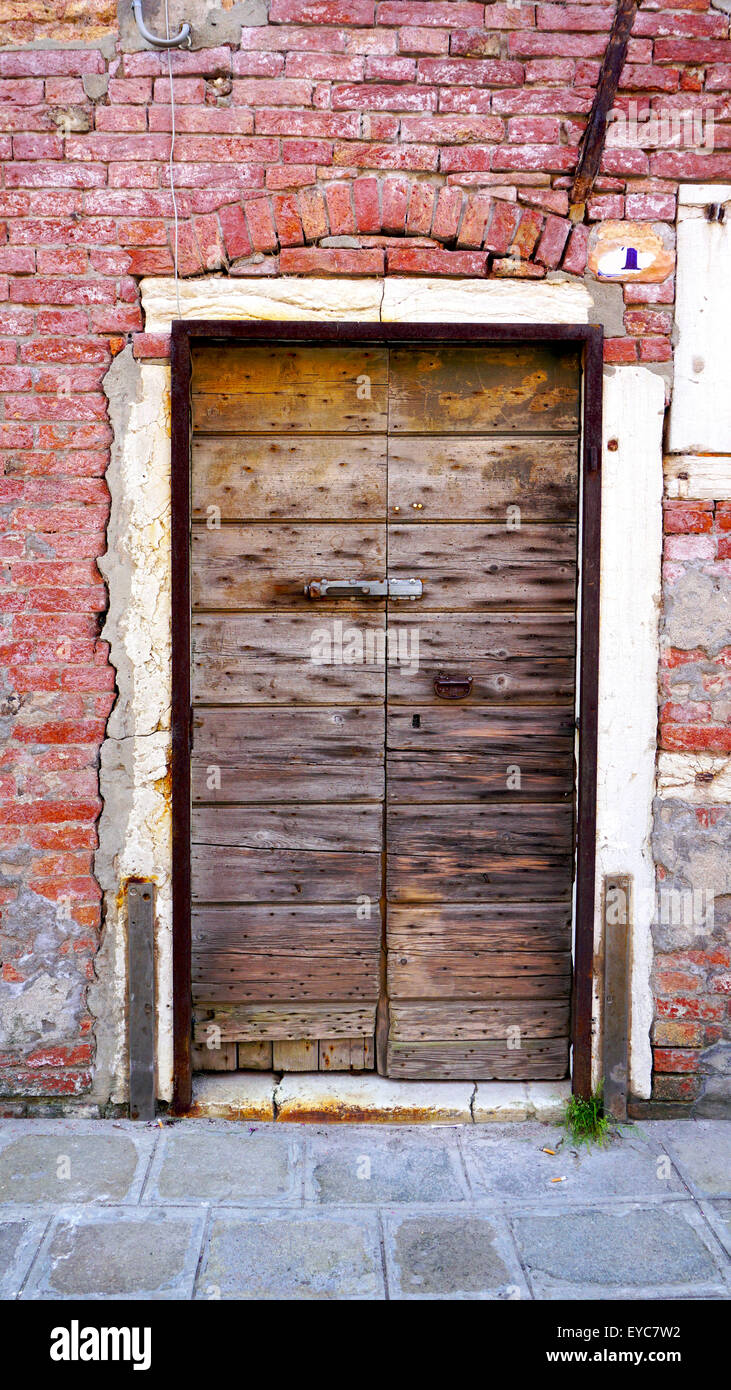 Porte en bois ancien et de vieux mur en brique à Murano, Venise, Italie Banque D'Images