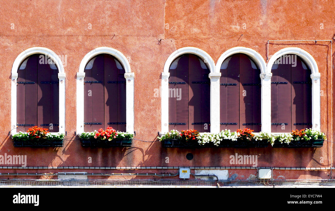 Cinq fenêtres en bois et mur de désintégration antique bâtiment architecture à Murano, Venise, Italie Banque D'Images