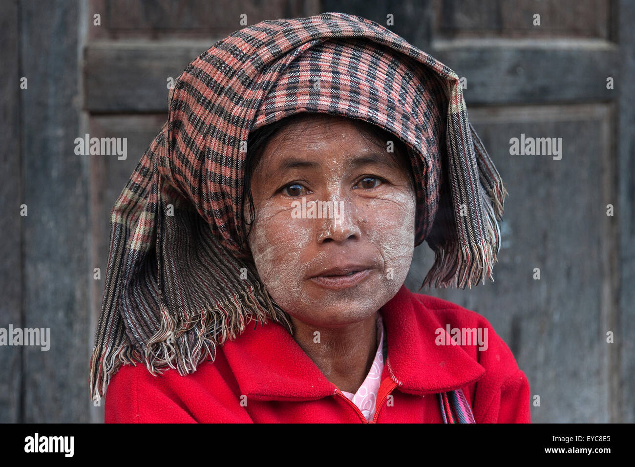 Femme autochtone avec des coiffures, Thanaka coller sur le visage, portrait, Indein, lac Inle, l'État de Shan, Myanmar Banque D'Images