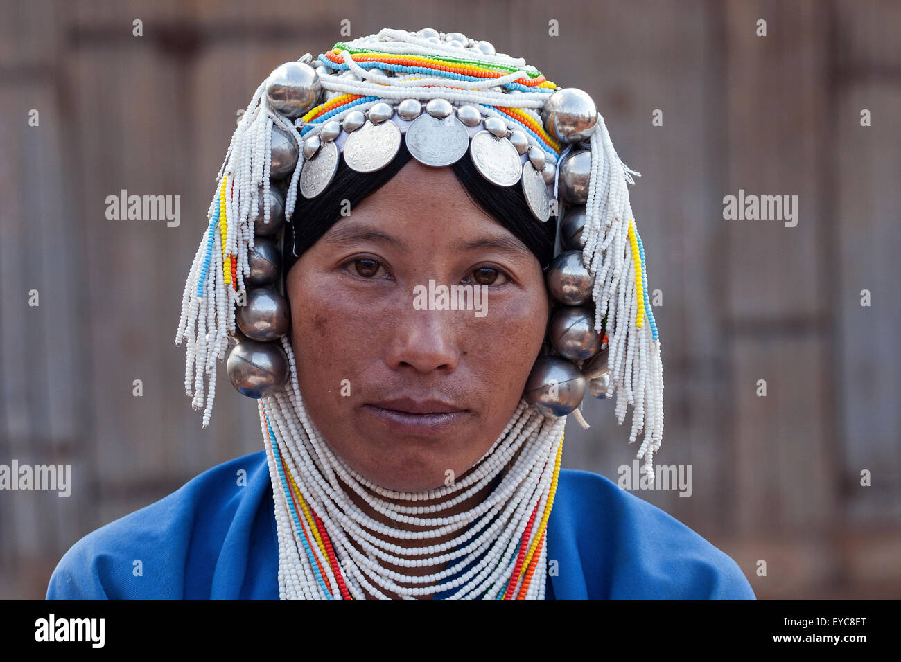 Femme de la région de la tribu Akha typique avec des coiffures, portrait, Hokyin Village Akha, près de Kyaing Tong, l'État Shan Banque D'Images