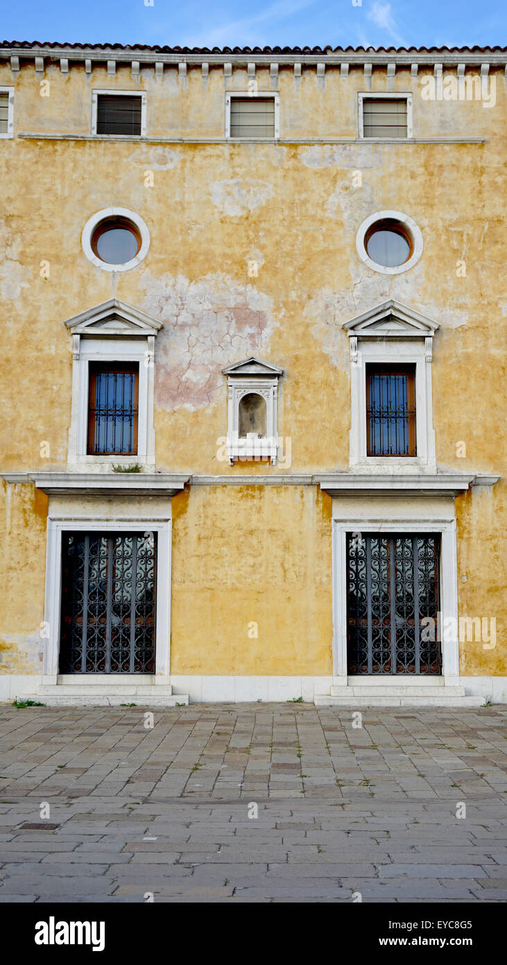 Immeuble ancien avec fenêtres et portes à Venise, Italie Banque D'Images