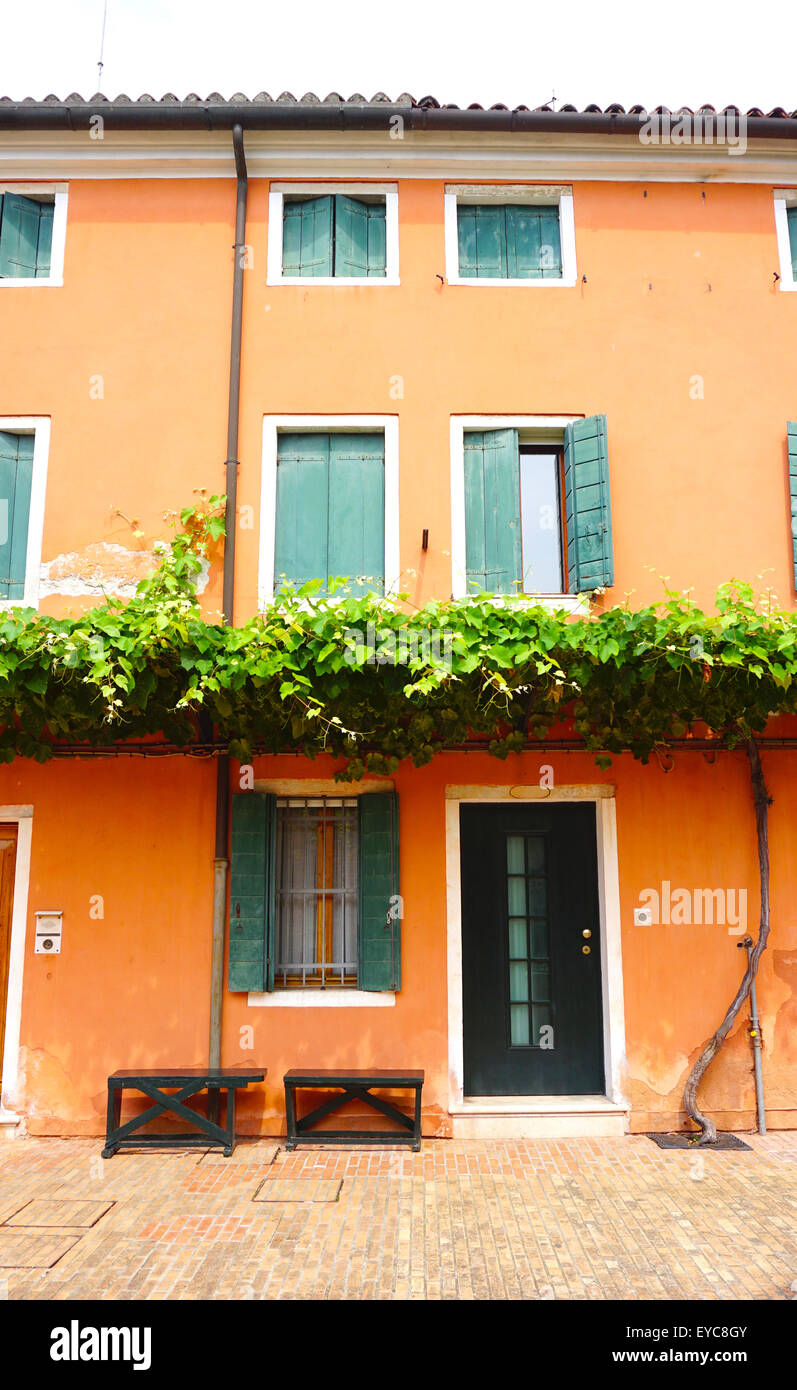 Couleur orange house building à Venise, Italie Banque D'Images