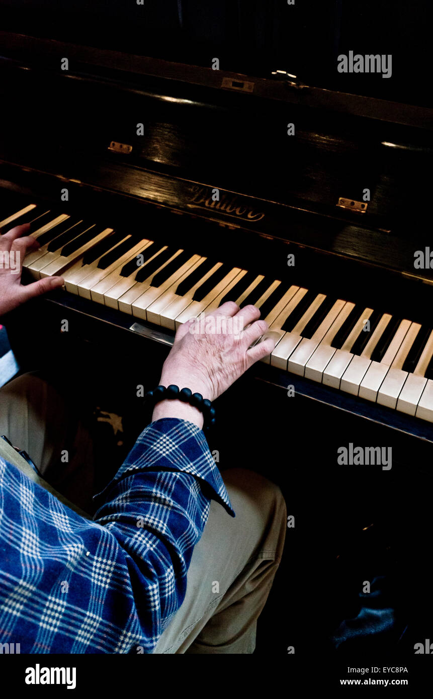 Le piano que l'homme Banque D'Images