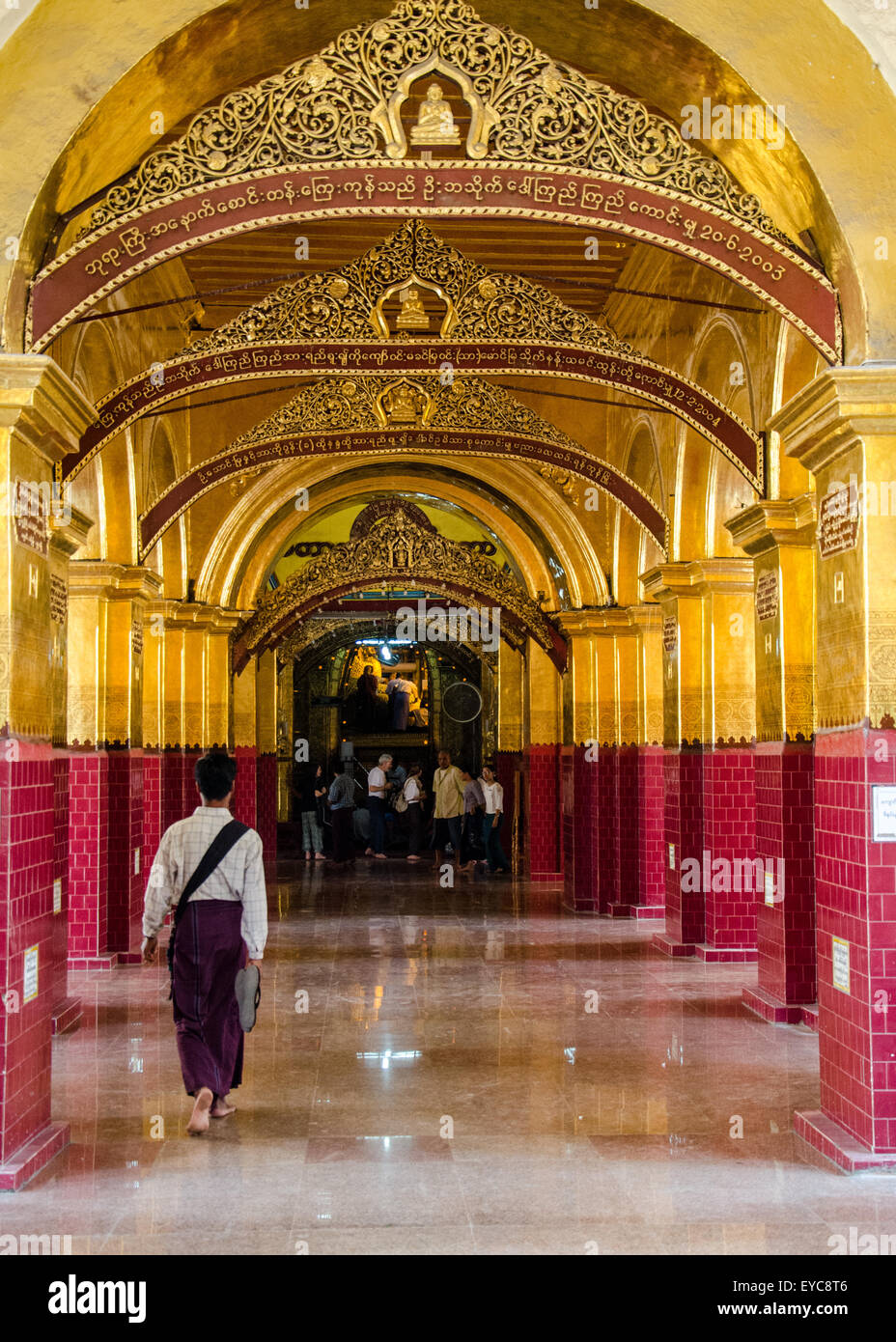Arches d'or de Temple du Bouddha Mahamuni, Mandalay, Myanmar Banque D'Images
