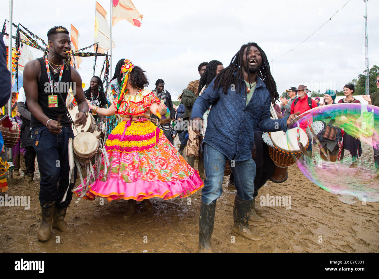 Wiltshire, Royaume-Uni. 26 juillet, 2015. Le dimanche est le dernier jour du Festival Womad (le monde de la musique et de la danse). L'ambiance de fête continue malgré la pluie persistante et la boue. Les festivaliers ont maintenant le nom de l'événement 'WOMUD'. Une procession de carnaval commence le divertissement en soirée suivi d'artistes de musique populaire Ghostpoet et Laura Mvula. Credit : Wayne Farrell/Alamy Live News Banque D'Images