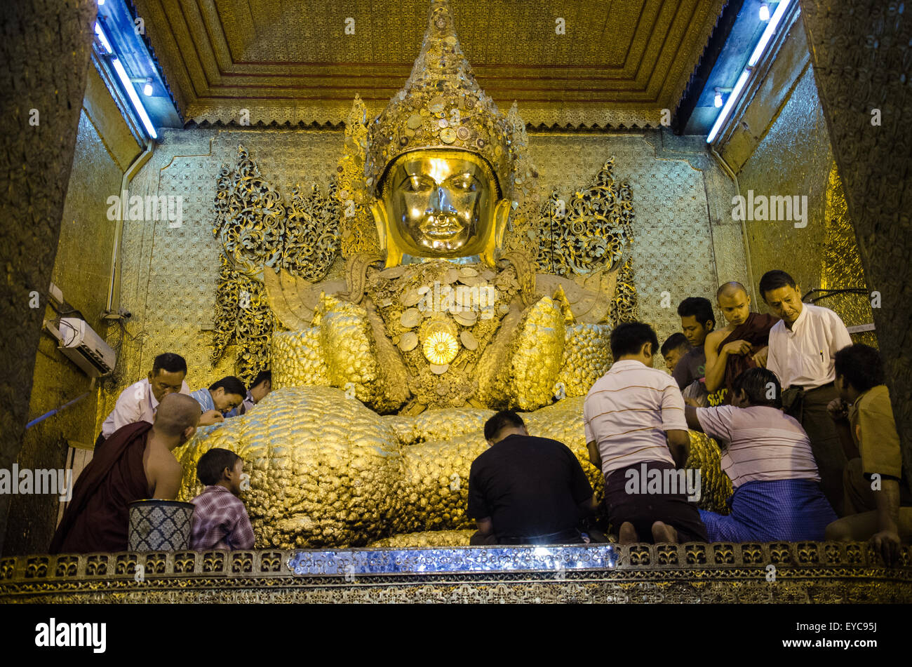Des gens pour qui la feuille d'or sur au Temple du Bouddha Bouddha Mahamuni, Mandalay, Myanmar Banque D'Images