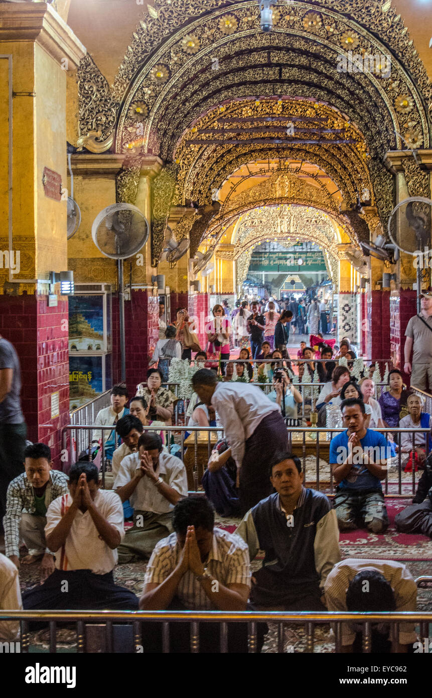 Les gens priant au Temple du Bouddha Mahamuni Mandalay, Myanmar, Banque D'Images