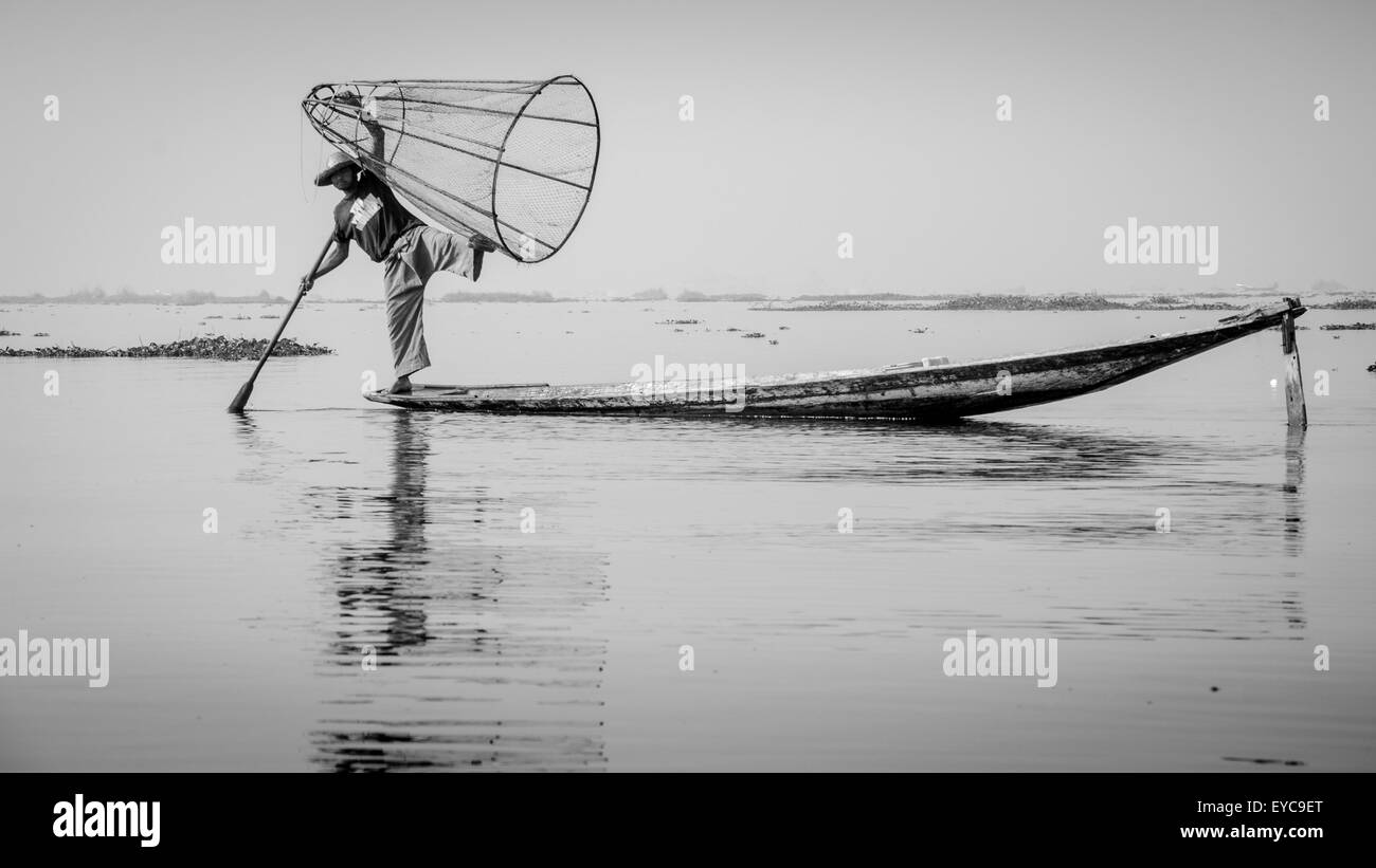 Pêcheur du lac Inle, l'État de Shan, Myanmar Banque D'Images