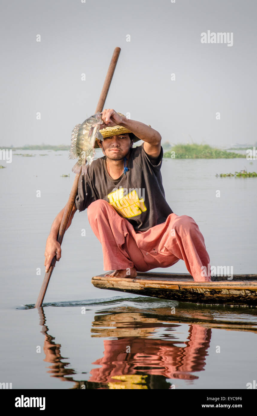 Pêcheur du lac Inle avec poissons, l'État de Shan, Myanmar Banque D'Images