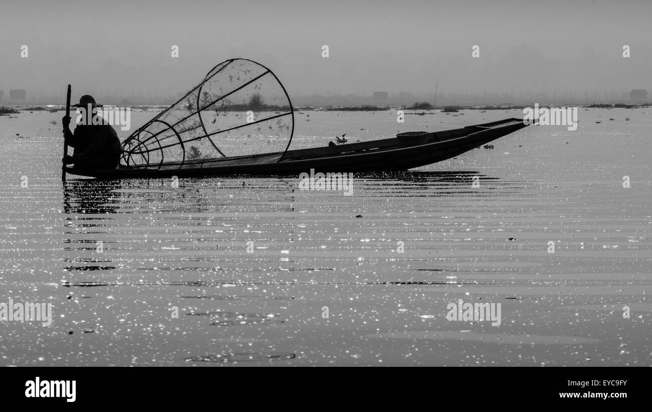 Pêcheur du lac Inle, l'État de Shan, Myanmar Banque D'Images
