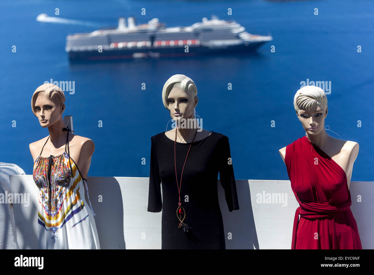 Fira Santorini boutique rue au-dessus de Caldera Greek Island Greece bateau de croisière amarré Banque D'Images