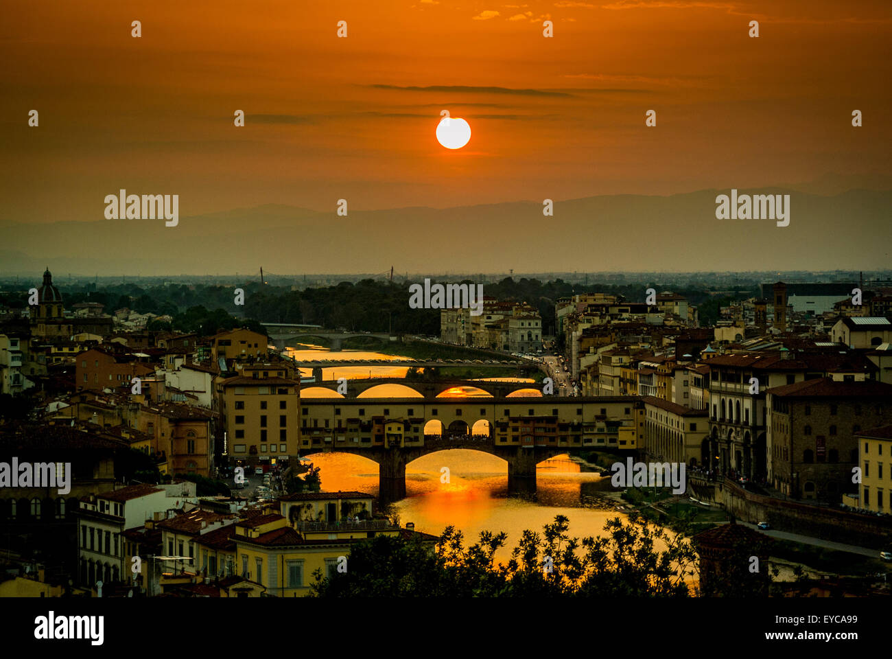 Ponte Vecchio au coucher du soleil et de l'Arno. Florence, Italie. Banque D'Images