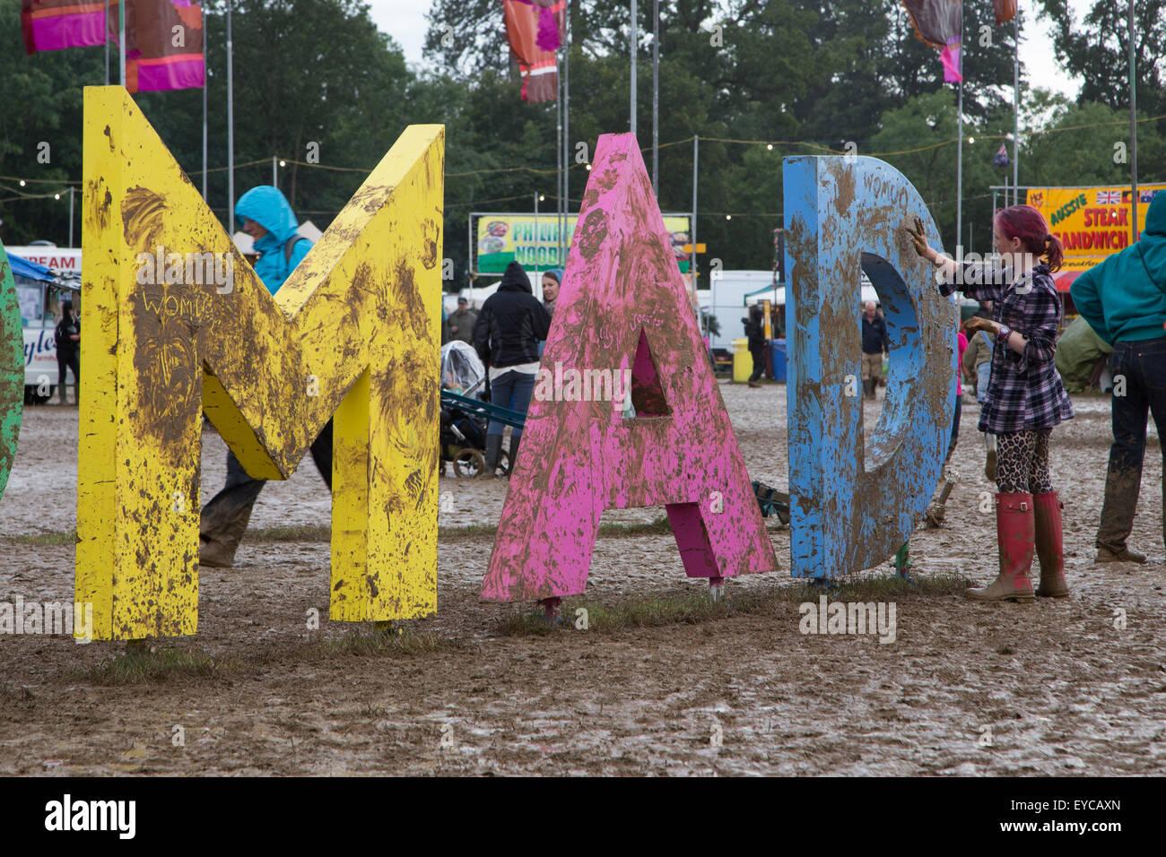 Wiltshire, Royaume-Uni. 26 juillet, 2015. Le dimanche est le dernier jour du Festival Womad (le monde de la musique et de la danse). L'ambiance de fête continue malgré la pluie persistante et la boue. Les festivaliers ont maintenant le nom de l'événement 'WOMUD'. Une procession de carnaval commence le divertissement en soirée suivi d'artistes de musique populaire Ghostpoet et Laura Mvula. Credit : Wayne Farrell/Alamy Live News Banque D'Images