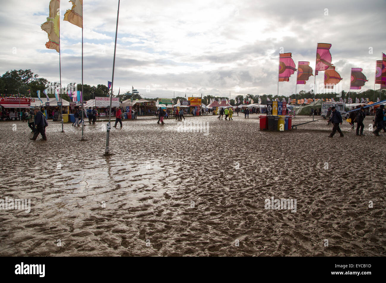 Wiltshire, Royaume-Uni. 26 juillet, 2015. Le dimanche est le dernier jour du Festival Womad (le monde de la musique et de la danse). L'ambiance de fête continue malgré la pluie persistante et la boue. Les festivaliers ont maintenant le nom de l'événement 'WOMUD'. Une procession de carnaval commence le divertissement en soirée suivi d'artistes de musique populaire Ghostpoet et Laura Mvula. Credit : Wayne Farrell/Alamy Live News Banque D'Images