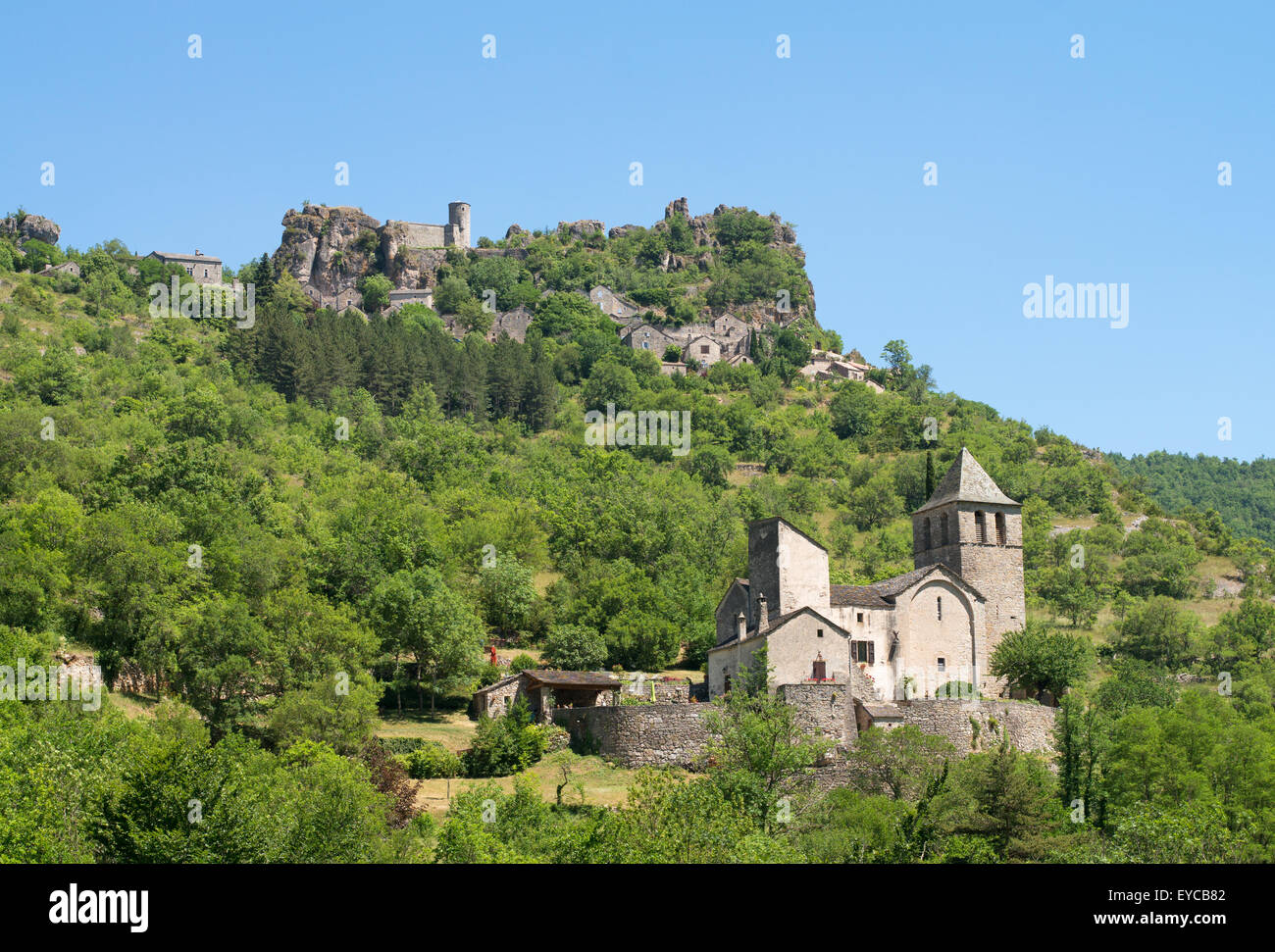 L'église catholique de Notre-Dame-des-Treilles et le village de Saint Véran, dans la vallée de la Dourbie, près de Millau, France, Europe Banque D'Images