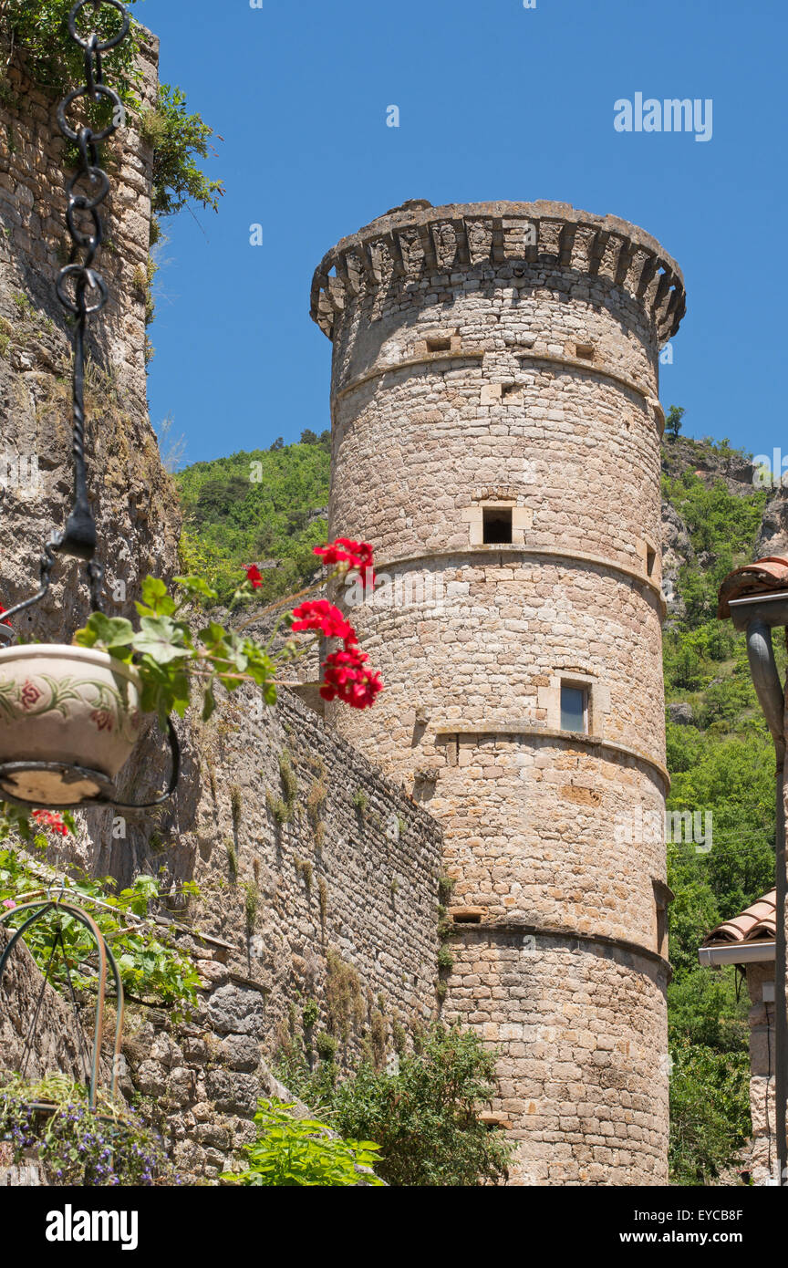 La tour circulaire dans le village de La Roque-Sainte-Marguerite dans la vallée de la Dourbie, près de Millau, France, Europe Banque D'Images