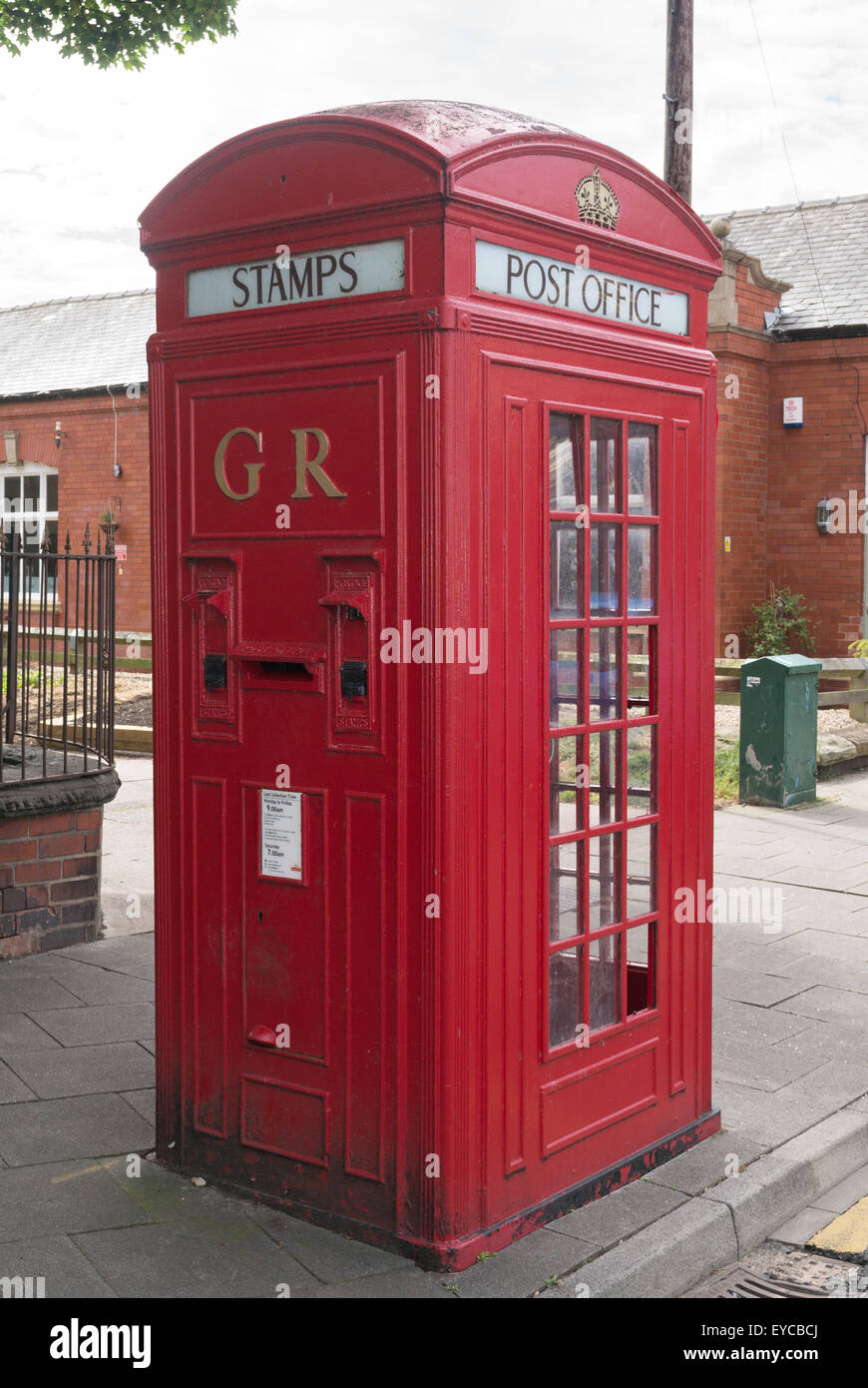 Rare 1930 cabine téléphonique combiné et post box avec les machines à affranchir, La Poste K4 design, Whitley Bay, North Tyneside, UK Banque D'Images
