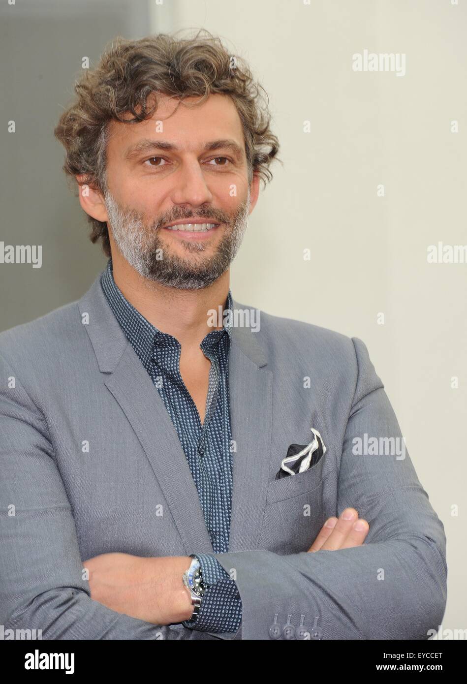 Munich, Allemagne. 26 juillet, 2015. Chanteur ténor allemand Jonas Kaufmann arrive pour la 'Die Goldene Deutschland-Award' (lit. L'Allemagne golden award) cérémonie au théâtre Cuvillies à Munich, Allemagne, 26 juillet 2015. Le prix honore les personnes et leur engagement à l'opinion publique allemande et la société. Photo : Ursula Dueren/dpa/Alamy Live News Banque D'Images