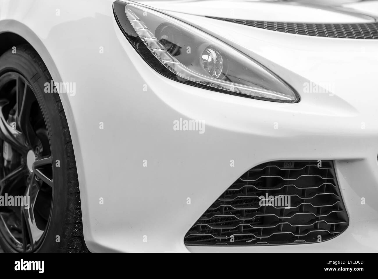 Vue rapprochée de phare de voiture de sport blanc. Banque D'Images