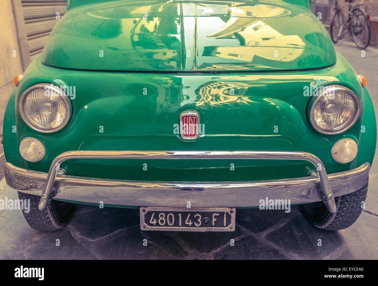 Avant de la Fiat 500 d'époque en Italie Banque D'Images