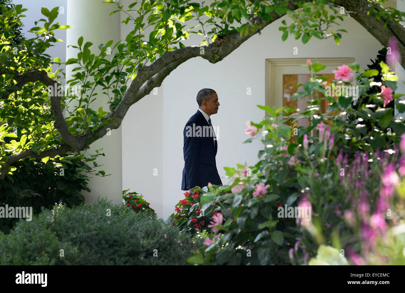 Le président des États-Unis Barack Obama retourne à l'Oval Office après son retour à la Maison Blanche le 16 juillet 2015 à Washington, DC, Obama s'est rendu à Washington pour visiter une prison fédérale. Crédit : Olivier Douliery/Piscine via CNP/DPA - AUCUN FIL SERVICE - Banque D'Images