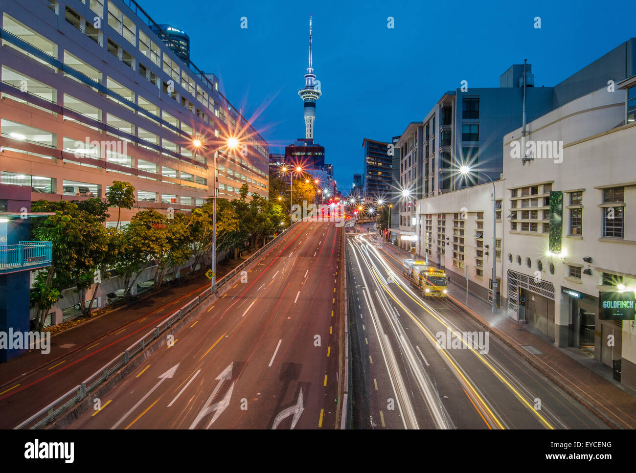49 rue de lumières dans les flux à destination et en provenance de la Sky Tower à Auckland. Banque D'Images