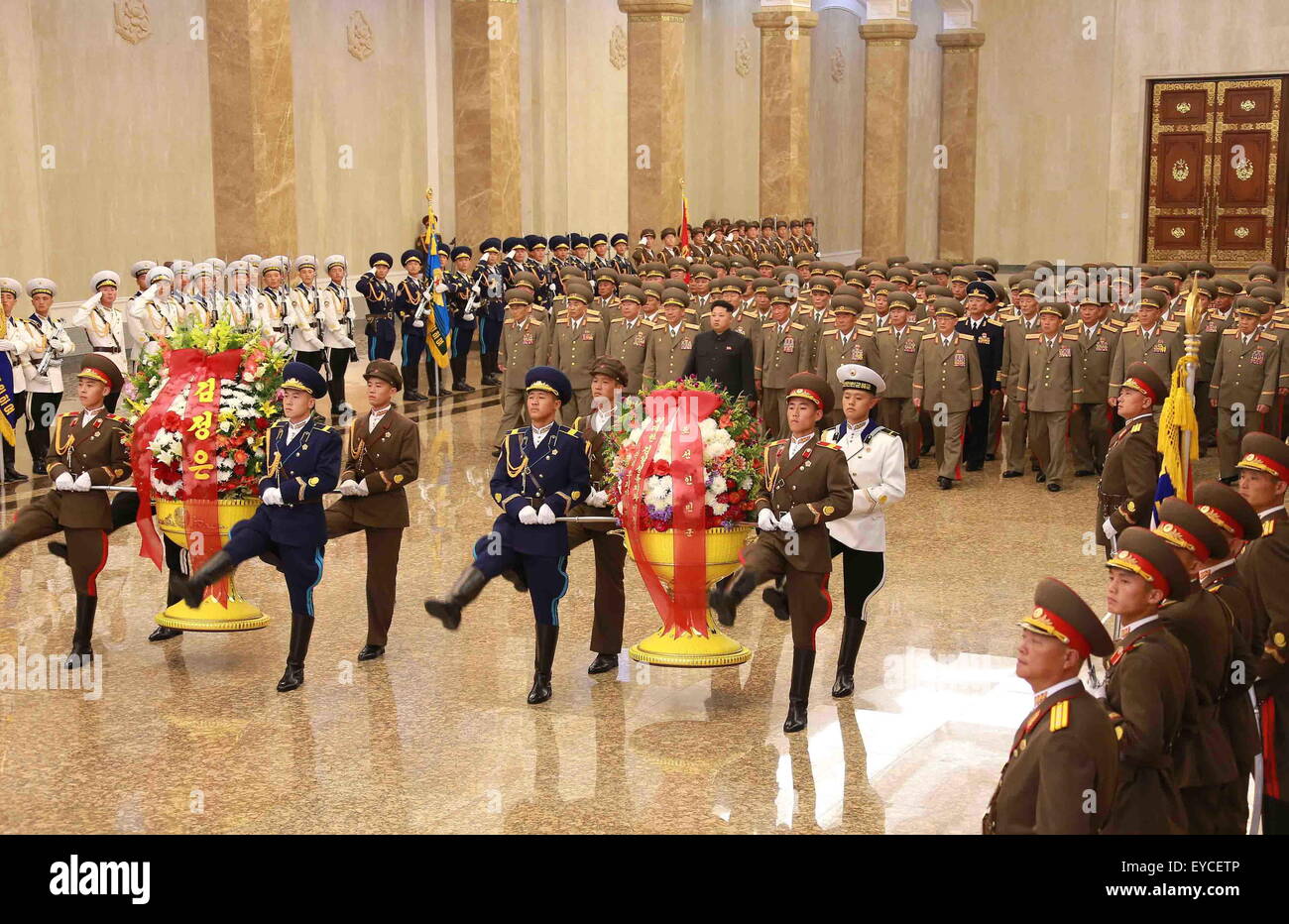 Pyongyang. 27 juillet, 2015. Photo fournie par Korean Central News Agency (KCNA) Le 27 juillet 2015 montre top chef de la République populaire démocratique de Corée (RPDC) Kim Jong Un (C) Visite du Palais Kumsusan du Soleil à l'occasion du 62e anniversaire de la victoire de la guerre de libération de la patrie de la RPDC à 00:00, Juillet 27. Le chef de la garde d'honneur de l'Armée populaire de Corée (KPA), la masse d'air, de la Marine et des Forces Anti-Air et de la Garde rouge a fait un salut vers les statues de la fin de Kim Il Sung et Kim Jong Il. Source : Xinhua/Alamy Live News Banque D'Images