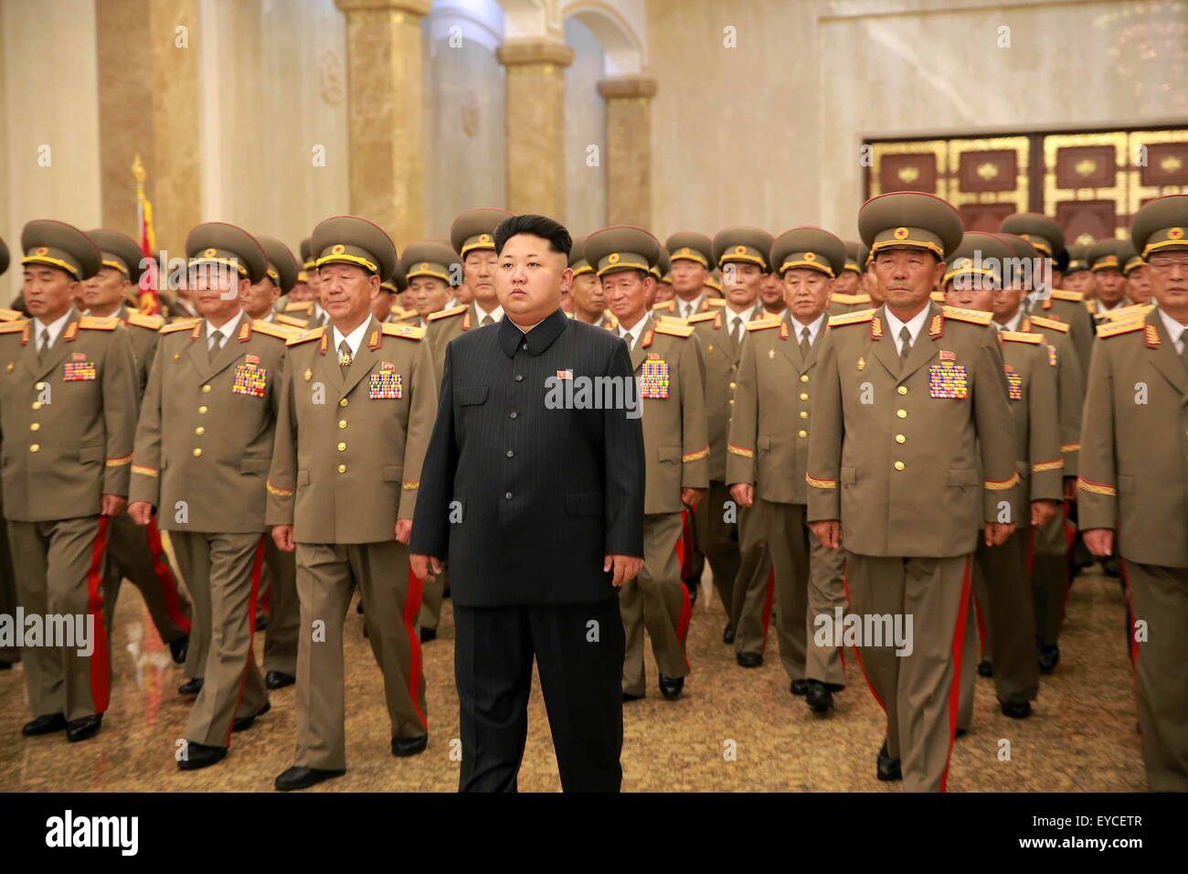 Pyongyang. 27 juillet, 2015. Photo fournie par Korean Central News Agency (KCNA) Le 27 juillet 2015 montre top chef de la République populaire démocratique de Corée (RPDC) Kim Jong Un (C) Visite du Palais Kumsusan du Soleil à l'occasion du 62e anniversaire de la victoire de la guerre de libération de la patrie de la RPDC à 00:00, Juillet 27. Le chef de la garde d'honneur de l'Armée populaire de Corée (KPA), la masse d'air, de la Marine et des Forces Anti-Air et de la Garde rouge a fait un salut vers les statues de la fin de Kim Il Sung et Kim Jong Il. Source : Xinhua/Alamy Live News Banque D'Images